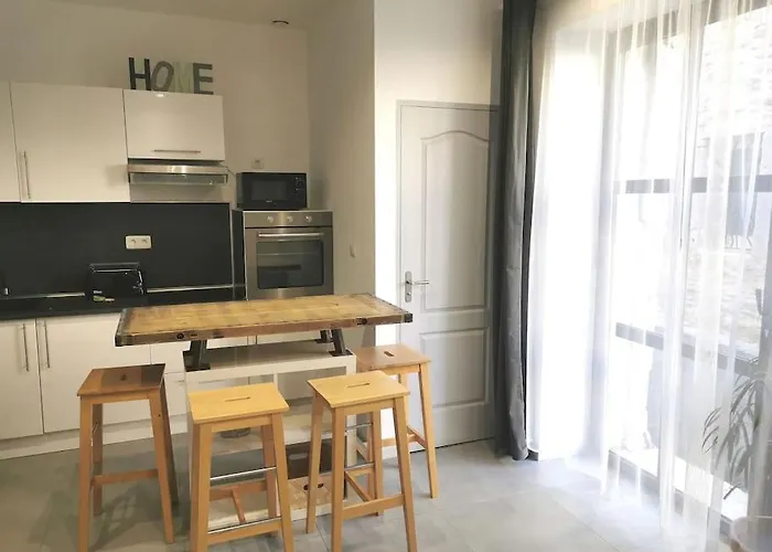 Апартаменты Au Coeur Du Village Claret (Herault)